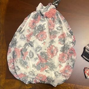 Floral  blouse in Pink and Gray. Sleeveless blouse with an elastic waistband.